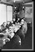 Sachsenhausensti veznove v jidelne, 1939-1949 * 243 x 370 * (17KB)